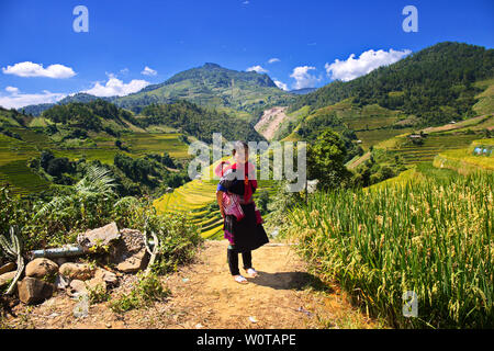 MU CANG CHAI, VIETNAM - nov. 23, 2018 : un jeune maman ethniques accueil des touristes. Banque D'Images