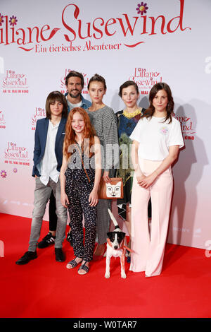 Aaron Kissiov, Tom Beck, Peri Baumeister, Malu Leicher, Meret Becker, Aylin Tezel, Junior, Premiere Liliane Susewind Cinedom, Kino, Berlin, 06.05.2018 Banque D'Images