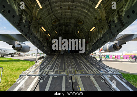 BERLIN, ALLEMAGNE - 25 avril 2018 : la soute de l'avion de transport tactique et stratégique Boeing C-17 Globemaster III. Exposition salon ILA à 2018. Banque D'Images