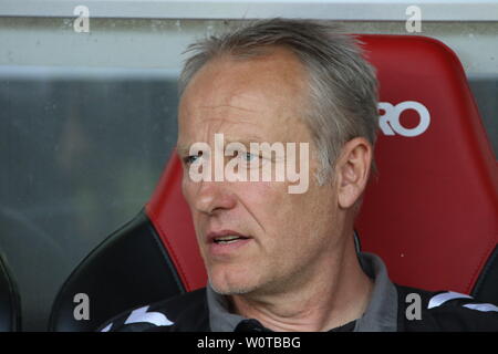 Formateur Christian Streich (Freiburg) auf der Trainerbank beim Spiel der 1. BL : 17-18 - 34. Spieltag SC Freiburg - FC Augsburg Banque D'Images