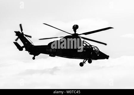 BERLIN, ALLEMAGNE - 26 avril 2018 : vol de démonstration de l'hélicoptère de combat Tigre d'Eurocopter l'UHT. La Force aérienne allemande. Noir et blanc. ILA Berlin Air Show Exhibition 2018 Banque D'Images