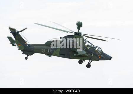 BERLIN, ALLEMAGNE - 26 avril 2018 : vol de démonstration de l'hélicoptère de combat Tigre d'Eurocopter l'UHT. La Force aérienne allemande. ILA Berlin Air Show Exhibition 2018 Banque D'Images