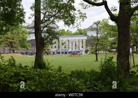 Les agents de police patrouillent autour du parc du château d'Osaka durant le sommet du G20 dans le centre de Osaka, l'ouest du Japon le 28 juin 2019. Credit : AFLO/Alamy Live News Banque D'Images
