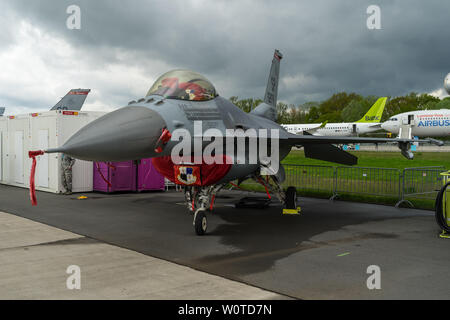 BERLIN - Le 26 avril 2018 : de combat polyvalent, la supériorité aérienne fighter General Dynamics F-16 Fighting Falcon. US Air Force. Exposition salon ILA à 2018. Banque D'Images