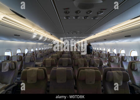 BERLIN - Le 26 avril 2018 : l'intérieur d'une économie de classe le plus grand avion Airbus A380. La compagnie aérienne Emirates. ILA Berlin Air Show Exhibition 2018 Banque D'Images