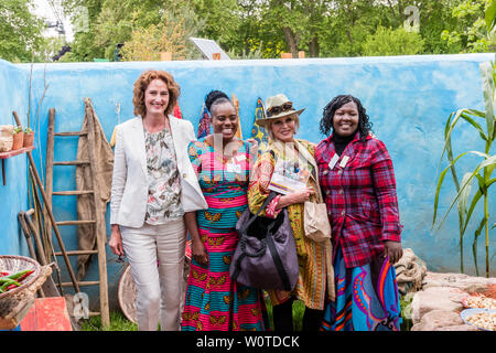 Jilayne Rickards avec Joanna Lumley à la CAMFED Jardin au Chelsea Flower Show 2019, Londres, Royaume-Uni Banque D'Images