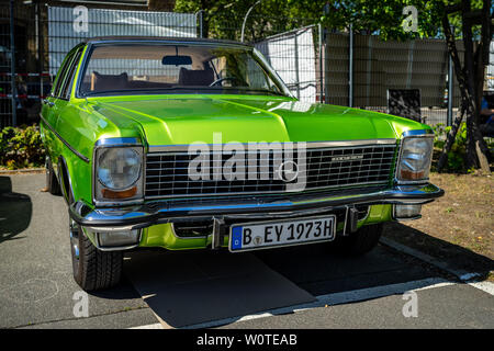 BERLIN - Mai 06, 2018 : voiture de luxe pleine grandeur Opel Diplomat B. Oldtimertage Berlin-brandebourg (31ème jour). Oldtimer Berlin-brandebourg Banque D'Images