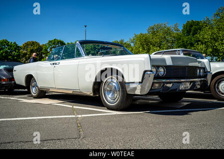 BERLIN - Mai 06, 2018 : voiture de luxe pleine grandeur Lincoln Continental convertible, 1961. Oldtimertage Berlin-brandebourg (31ème jour). Oldtimer Berlin-brandebourg Banque D'Images