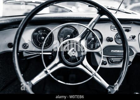 BERLIN - Mai 06, 2018 : l'intérieur de voiture de sport Porsche 356B. L'accent dans l'arrière-plan. Noir et blanc. Oldtimertage Berlin-brandebourg (31ème jour). Oldtimer Berlin-brandebourg Banque D'Images