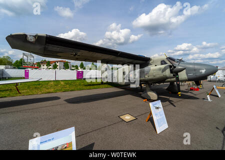 BERLIN - 27 avril 2018 : avion utilitaire léger STOL Dornier Do28D-2 sur l'aérodrome. Exposition salon ILA à 2018. Banque D'Images