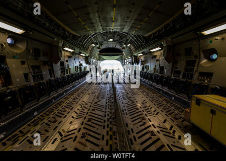 BERLIN, ALLEMAGNE - 27 avril 2018 : la soute de l'avion de transport tactique et stratégique Boeing C-17 Globemaster III. Exposition salon ILA à 2018. Banque D'Images