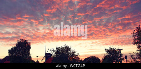 Gettorf, Allemagne. 17 Juin, 2018. Rouge, bloody Sunset over Gettorf, North-Germany © Björn Deutschmann/Alamy Live News Banque D'Images