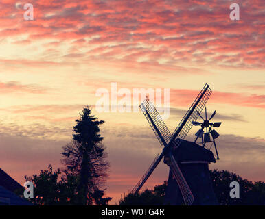 Gettorf, Allemagne. 17 Juin, 2018. Rouge, bloody Sunset over Gettorf, North-Germany © Björn Deutschmann/Alamy Live News Banque D'Images