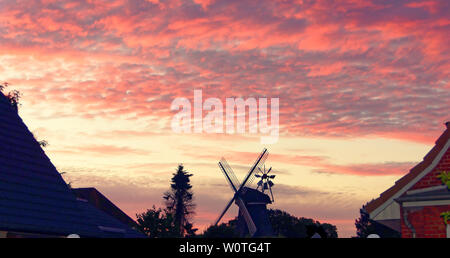 Gettorf, Allemagne. 17 Juin, 2018. Rouge, bloody Sunset over Gettorf, North-Germany © Björn Deutschmann/Alamy Live News Banque D'Images