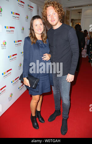 Michael Schulte mit Frau Katharina, Ernstings Fashion Show Famille Herbst/Winter 2018 im Hotel Atlantic, Hambourg, 18.06.2018 Banque D'Images