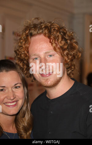 Michael Schulte mit Frau Katharina, Ernstings Fashion Show Famille Herbst/Winter 2018 im Hotel Atlantic, Hambourg, 18.06.2018 Banque D'Images