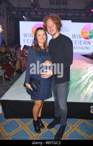 Michael Schulte mit Frau Katharina, Ernstings Fashion Show Famille Herbst/Winter 2018 im Hotel Atlantic, Hambourg, 18.06.2018 Banque D'Images