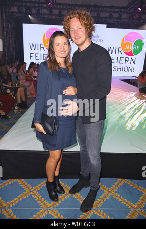 Michael Schulte mit Frau Katharina, Ernstings Fashion Show Famille Herbst/Winter 2018 im Hotel Atlantic, Hambourg, 18.06.2018 Banque D'Images