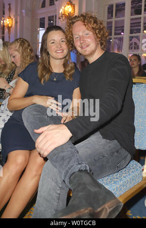 Michael Schulte mit Frau Katharina, Ernstings Fashion Show Famille Herbst/Winter 2018 im Hotel Atlantic, Hambourg, 18.06.2018 Banque D'Images