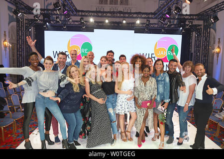 Motsi Mabuse, Michael Schulte mit Frau Katharina, Jan Kralitschka Zarella, Giovanni Frau mit Jana Ina Zarella, Anastasia, Zampounidis Jo Weil, Mirja du Mont mit Tochter Tara, Anna, Milka Kraft Loff Fernandes, ,Leonard Freier mit Ehefrau Caona, Josephine Weisch, Toni, Dreher-Adenuga Amiere Marie Isabel Edvardsson, Miriam Hoeller, Angelina, Kirsch, Ernstings Fashion Show Famille Herbst/Winter 2018 im Hotel Atlantic, Hambourg, 18.06.2018 Banque D'Images