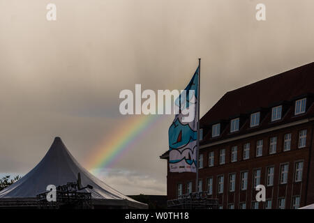 Kiel, Allemagne - 21 juin 2018 : Arc-en-ciel sur le marché international au cours de la Semaine de Kiel 2018 Banque D'Images