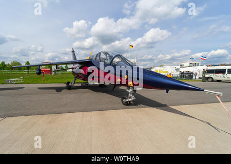 BERLIN - 27 avril 2018 : attaque de lumière et d'avions d'entraînement avancé Dassault/Dornier Alpha Jet. L'équipe Flying Bulls. Exposition salon ILA à 2018. Banque D'Images