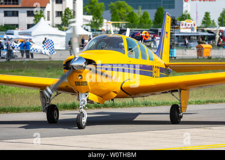 BERLIN - 27 avril 2018 : les avions de l'utilitaire civile Beechcraft Bonanza F33A sur les voies de circulation. Exposition salon ILA à 2018. Banque D'Images