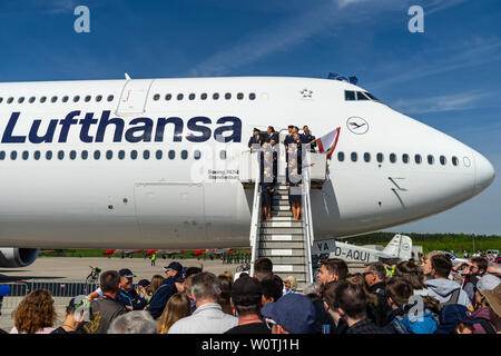 BERLIN - 28 avril 2018 : l'équipage d'avion de ligne gros-porteurs Boeing 747-8. Lufthansa. Exposition salon ILA à 2018. Banque D'Images