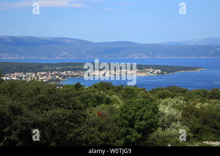 Sommer, Sonne, Berge, Wasser, Meer - Blick auf Porat auf der Insel Krk in Kroatien / Allemagne / Croatie Banque D'Images