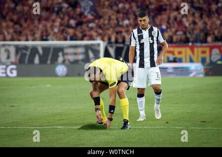 Bei der Schiedsrichter Paolo Valeri beim Rasenkosmetik Fussball-CL : Quali 2018/19 - FC Bâle - PAOK Salonique Banque D'Images