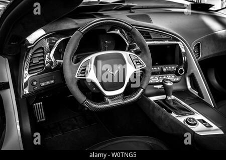 BERLIN - 09 juin 2018 : l'intérieur de la voiture de sport Chevrolet Corvette Z06 (7e génération), 2017. Noir et blanc. Les Classic Days Berlin 2018. Banque D'Images