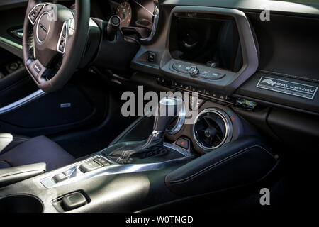 BERLIN - 09 juin 2018 : Intérieur de la muscle car la Chevrolet Camaro (sixième génération), 2017. Les Classic Days Berlin 2018. Banque D'Images