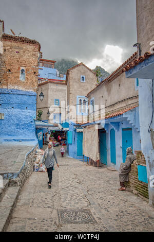 Chefchaouen, Maroc - 4 mai 2019 : Une jeune femme marche sur une rue de Nice à Chefchaouen, Maroc. Banque D'Images