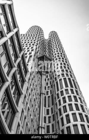 BERLIN - 09 juin 2018 : Upper West (Atlas Tower)- Nouveau gratte-ciel (119 m) à tne Breitscheidplatz à Berlin Ouest. Noir et blanc. Banque D'Images