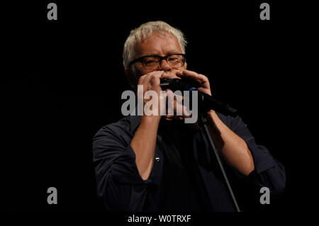 Tim Robbins et les Rogues Gallery Band geben ein Konzert im Théâtre Municipal de Karlovy Vary am 04.07.2018 Banque D'Images
