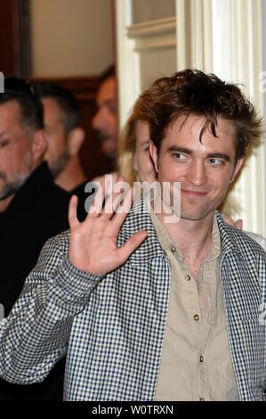 Acteurs et Actrices Robert Pattinson bei der Ankunft im Théâtre Municipal de Karlovy Vary am 07.07.2018 Banque D'Images