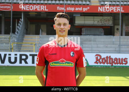 Robin Koch (Fribourg) - SC Freiburg Mannschaftsfoto 2018-2019 Banque D'Images