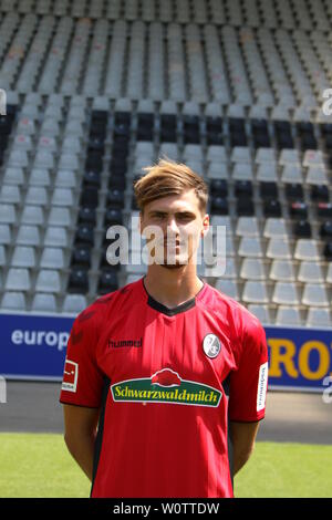 Pascal Stenzel (Fribourg) - SC Freiburg Mannschaftsfoto 2018-2019 Banque D'Images