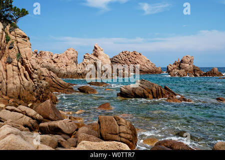 Red Rock formation à une plage à Costa Paradiso, Sardaigne (Italie) avec mer vert émeraude et turquoise Banque D'Images