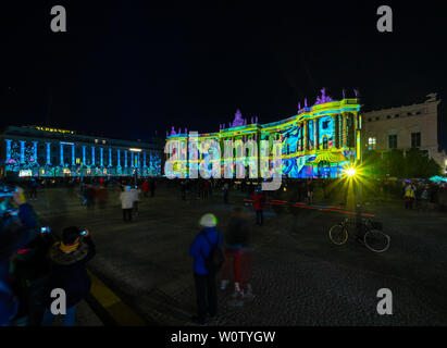 BERLIN - 07 octobre 2018 : la Bebelplatz, l'hôtel de Rome (à gauche) et faculté de droit de l'université de Humboldt (à droite) dans des illuminations. Fête des Lumières 2018. Banque D'Images