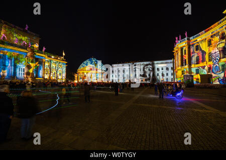 BERLIN - 07 octobre 2018 : la Bebelplatz, State Opera (à gauche), la cathédrale de Saint Hedwig et l'hôtel de Rome (centre) et faculté de droit de l'université de Humboldt (à droite) dans des illuminations. Fête des Lumières 2018. Banque D'Images