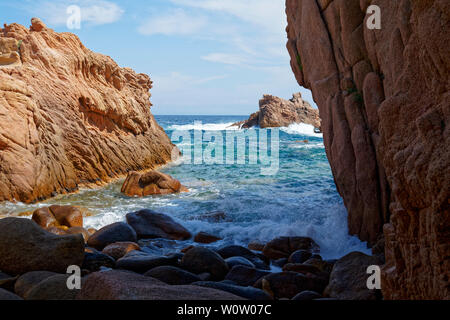 Red Rock formation à une plage à Costa Paradiso, Sardaigne (Italie) avec sa mer bleu turquoise Banque D'Images