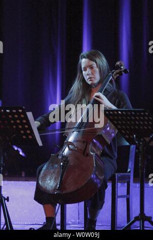 La chanteuse Lucia Cadotsch de Suisse est apparu à l'occasion de la 42e à la Leipzig Jazztage deux musiciens britanniques Downes (Kit orgue Hammond) et Lucie Railton (violoncelle) à UT Connewitz. Banque D'Images