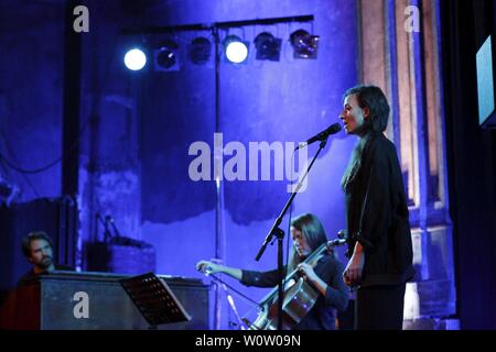 La chanteuse Lucia Cadotsch de Suisse est apparu à l'occasion de la 42e à la Leipzig Jazztage deux musiciens britanniques Downes (Kit orgue Hammond) et Lucie Railton (violoncelle) à UT Connewitz. Banque D'Images