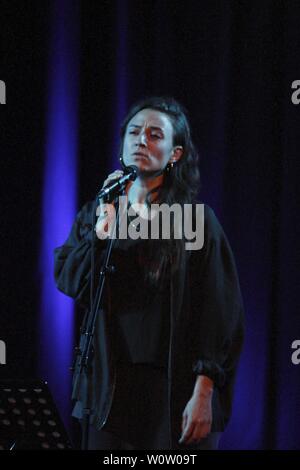 La chanteuse Lucia Cadotsch de Suisse est apparu à l'occasion de la 42e à la Leipzig Jazztage deux musiciens britanniques Downes (Kit orgue Hammond) et Lucie Railton (violoncelle) à UT Connewitz. Banque D'Images