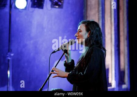 La chanteuse Lucia Cadotsch de Suisse est apparu à l'occasion de la 42e à la Leipzig Jazztage deux musiciens britanniques Downes (Kit orgue Hammond) et Lucie Railton (violoncelle) à UT Connewitz. Banque D'Images