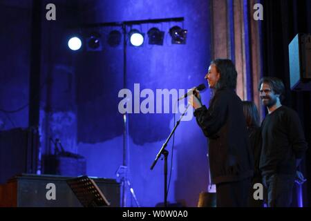 La chanteuse Lucia Cadotsch de Suisse est apparu à l'occasion de la 42e à la Leipzig Jazztage deux musiciens britanniques Downes (Kit orgue Hammond) et Lucie Railton (violoncelle) à UT Connewitz. Banque D'Images