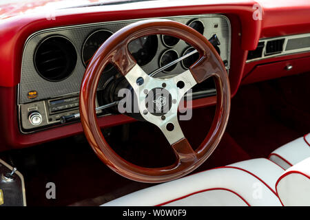 PAAREN IM GLIEN, ALLEMAGNE - le 19 mai 2018 : l'intérieur de la voiture de luxe Mercury Cougar XR-7. Die Oldtimer Show 2018. Banque D'Images