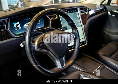 PAAREN IM GLIEN, ALLEMAGNE - le 19 mai 2018 : l'intérieur de la tout-électrique de luxe cinq-porte voiture modèle liftback Tesla S. Die Oldtimer Show 2018. Banque D'Images