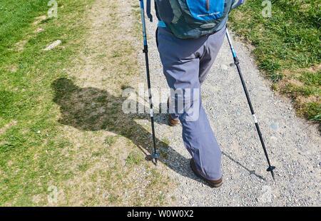 Un female hiker profitez de la météo à la montagne Auerberg dans Stötten a. A. Dufour, Allgäu, Allemagne, le 22 avril 2019. © Peter Schatz / Alamy Stock Phot Banque D'Images